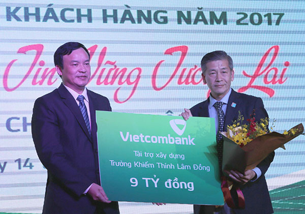 Giám đốc Vietcombank Lâm Đồng (trái) trao biểu trưng tài trợ 9 tỷ đồng xây dựng Trường Khiếm thính tỉnh Lâm Đồng