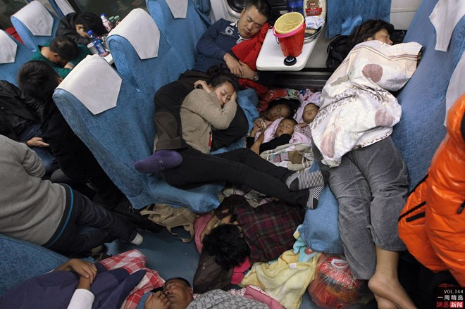 Ngày 30/1/2013, trên chuyến tàu từ Quảng Châu về Trường Xuân, mọi nơi đều trở thành chỗ ngủ. (Nguồn: qiwen.lu) 