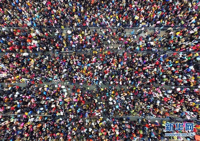 Cảnh đông đúc chụp từ trên cao tại ga Quảng Châu ngày 2/2/2016. (Nguồn: Tân Hoa xã)
