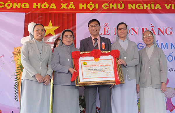 Trường Mầm non Hiển Linh vinh dự nhận Bằng công nhận Đạt chuẩn Quốc gia mức độ I