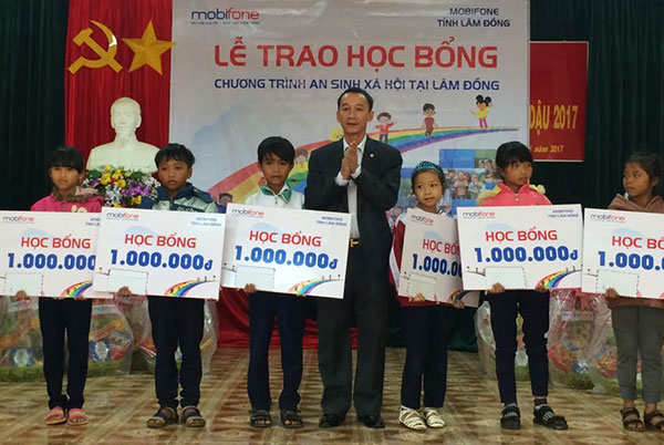 Trưởng Ban Tuyên giáo Tỉnh uỷ Lâm Đồng trao học bổng cho các học sinh nghèo