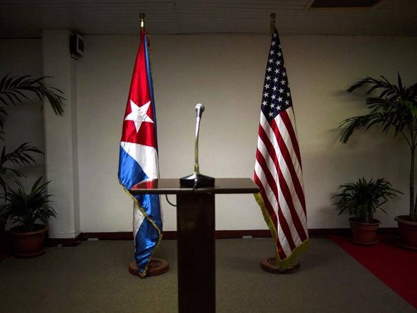 Cờ Cuba và Hoa Kỳ trước khi một cuộc họp báo ở thủ đô Havana của Cuba. (Nguồn: AP)
