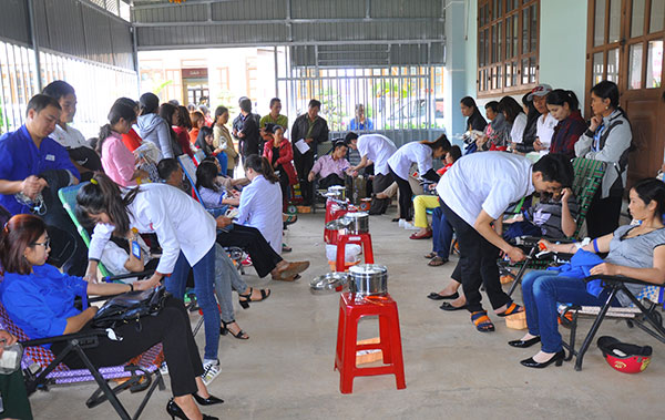 Các tình nguyện viên ở huyện Di Linh tham gia hiến máu tại “Ngày hội Xuân hồng” năm 2017