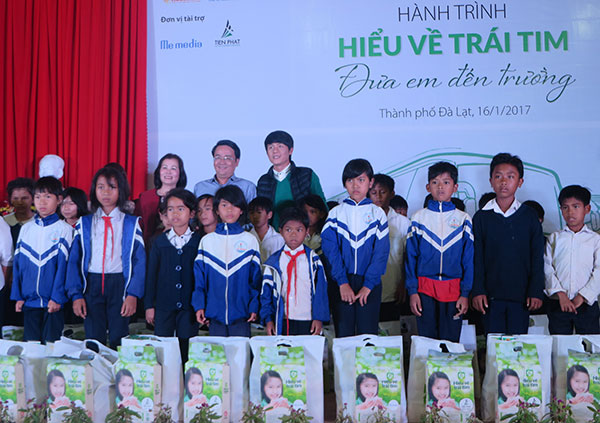 Hành trình "Hiểu về trái tim" đến với học sinh nghèo xã Tà Nung