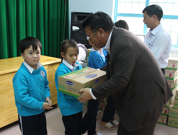 Phó Trưởng Đoàn ĐBQH tặng quà cho các cháu Trường Thiểu năng Hoa Phong Lan và Trường Khiếm thính