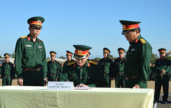 Ký kết giao ước thi đua thực hiện thắng lợi nhiệm vụ quân sự, quốc phòng địa phương năm 2016