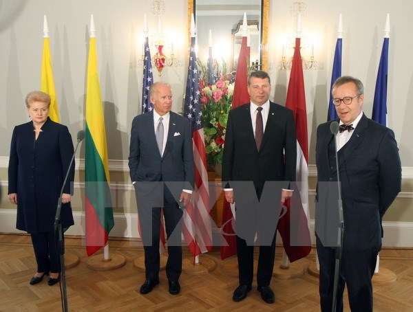 Tổng thống Litva Dalia Grybauskaite, Phó Tổng thống Mỹ Joe Biden, Tổng thống Latvia Raimonds Vejonis và Tổng thống Estonia Toomas Hendrik Ilves trong cuộc họp báo chung sau cuộc gặp. (Nguồn: AFP/TTXVN)