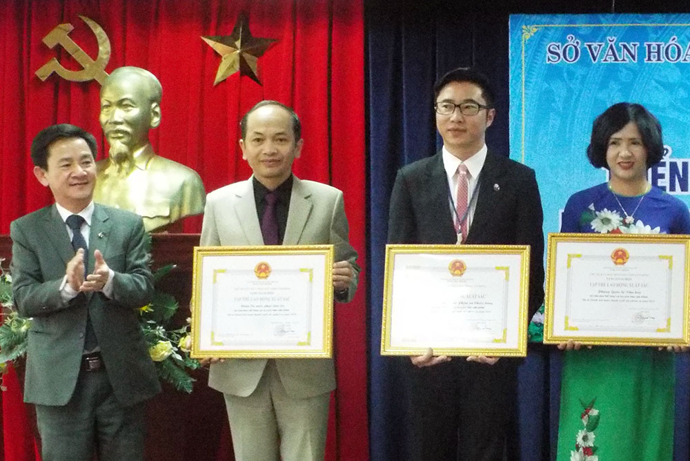 Đồng chí Phan Văn Đa - Phó Chủ tịch UBND tỉnh trao Bằng khen của UBND tỉnh cho các tập thể, cá nhân xuất sắc. Ảnh: Q.U