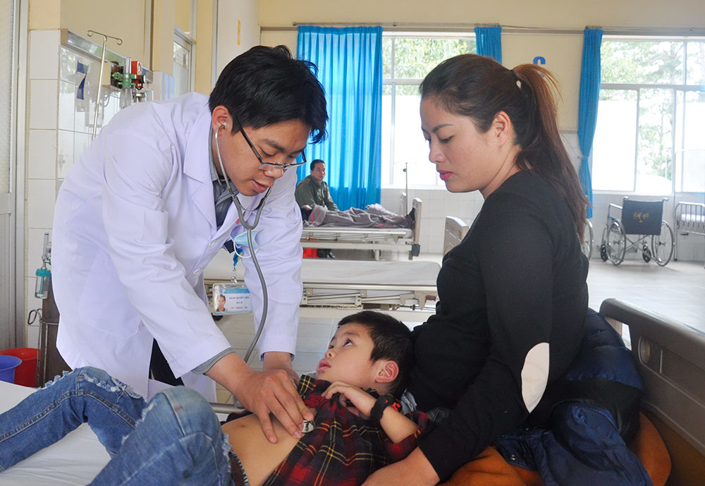 Bác sĩ Đặng Quyết Tiến đang thăm khám cho bệnh nhân tại Khoa Khám bệnh - Cấp cứu Bệnh viện Đa khoa Lâm Đồng. Ảnh: Đ.Tú