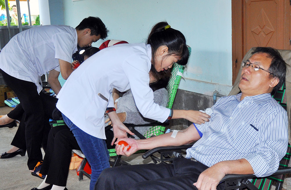 Bí thư Huyện ủy Di Linh Nguyễn Canh cùng tham gia hiến máu. Ảnh: B.Trưởng