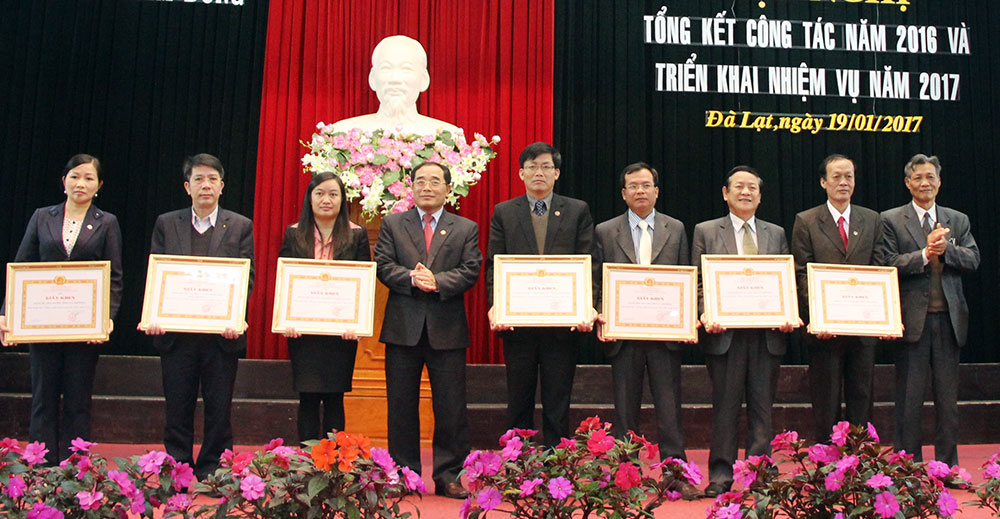 Đại diện lãnh đạo Đảng ủy Khối các Cơ quan tỉnh trao giấy khen cho 10 TCCS Đảng đạt danh hiệu trong sạch vững mạnh tiêu biểu