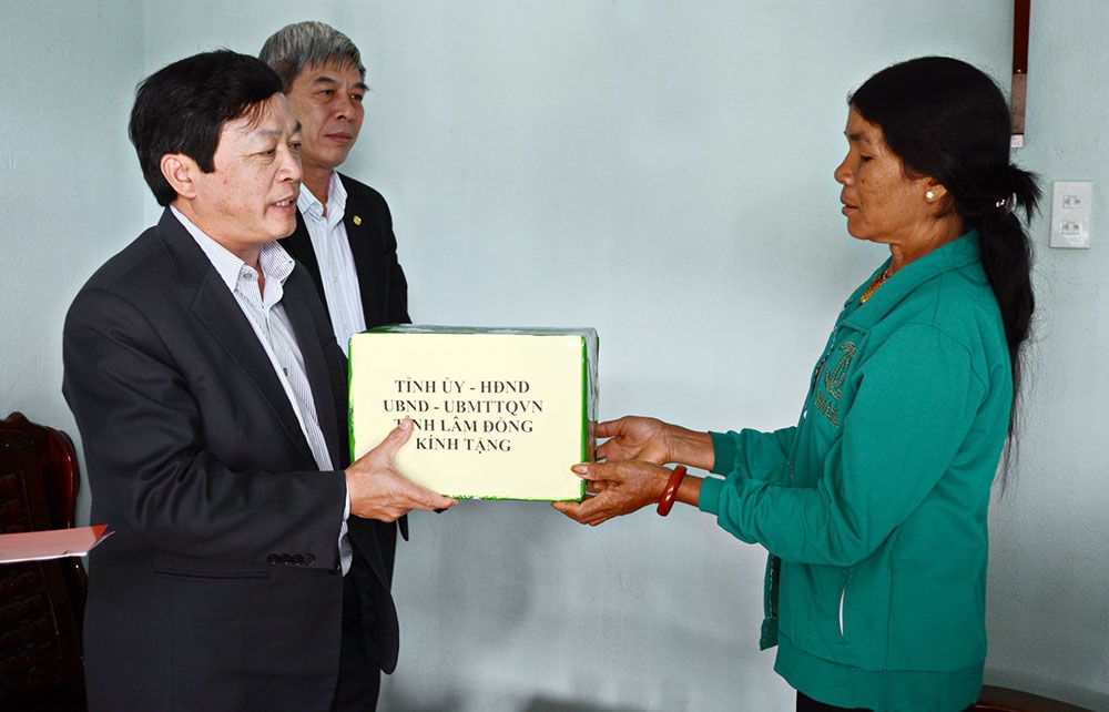 Chủ tịch UBND tỉnh thăm, tặng quà Tết tại Đam Rông, Lâm Hà và Đức Trọng