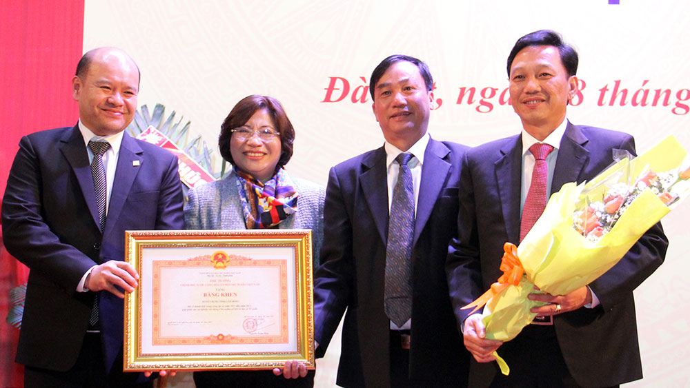 Thứ trưởng Bộ Xây dựng Phan Thị Mỹ Linh trao Bằng khen của Thủ tướng Chính phủ cho Sở Xây dựng. Ảnh: M.Đạo