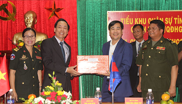 Ngài Han Ry Ha – Phó Tỉnh trưởng tỉnh Xiêm Riệp tặng quà đến UBND tỉnh Lâm Đồng