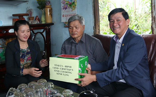 Đồng chí Phó Bí thư Tỉnh ủy tặng quà cho gia đình ông Nguyễn Văn Trãi