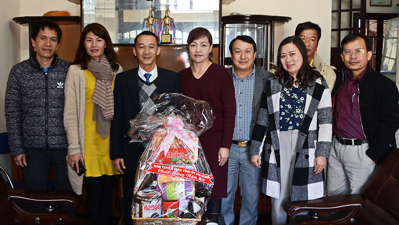 Đồng chí Trần Văn Hiệp - Trưởng Ban Tuyên giáo Tỉnh ủy đến thăm và chúc mừng năm mới cơ quan Báo Lâm Đồng
