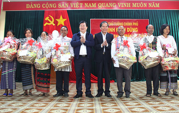 Phó Thủ tướng Trịnh Đình Dũng và UVTƯ Đảng, Bí thư Tỉnh ủy Nguyễn Xuân Tiến tặng quà Tết cho bà con đồng bào DTTS huyện Bảo Lâm