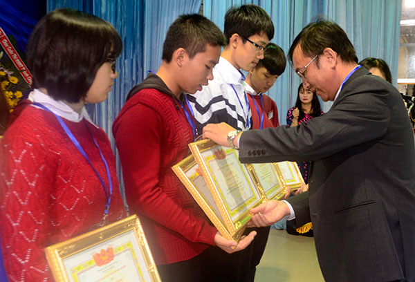 Ông Trần Đức Lợi - Phó Giám đốc Sở GDĐT trao giải cho các dự án đoạt giải toàn cuộc