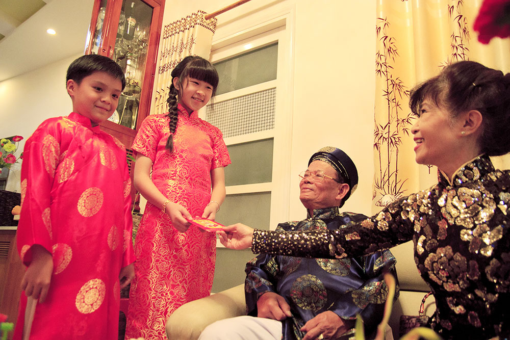 Tục xông nhà đầu năm là nét đẹp văn hóa của người Việt Nam ta. Ảnh: P.N