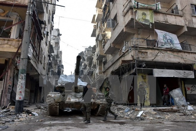 Binh sỹ quân đội Chính phủ Syria sau khi giành lại quyền kiểm soát thành phố Aleppo ngày 23/12. (Nguồn: EPA/TTXVN)