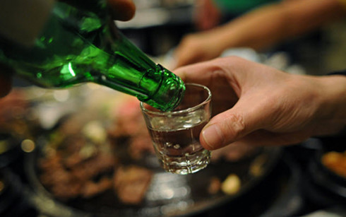 Uống rượu ở mức nào và xử trí ngộ độc rượu dịp Tết ra sao?