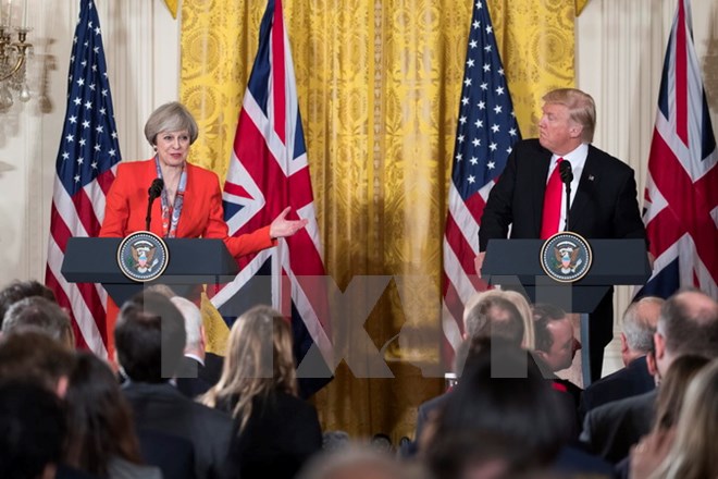 Tổng thống Mỹ Donald J. Trump(phải) và Thủ tướng Anh Theresa May (trái) tại cuộc họp báo chung ở Washington, DC . (Nguồn: EPA/TTXVN)