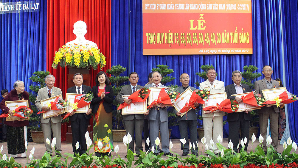 Bí thư Thành ủy Huỳnh Thị Thanh Xuân trao tặng huy hiệu 45 năm tuổi đảng cho các đảng viên