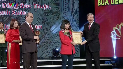 Thường trực Ban Bí thư Đinh Thế Huynh và Chủ tịch UB TƯ MTTQ Việt Nam Nguyễn Thiện Nhân trao giải cho tác giả đoạt giải nhất.