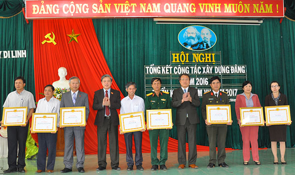 Huyện ủy Di Linh trao Giấy khen 8 TCCSĐ TSVM tiêu biểu năm 2016 tại Hội nghị tổng kết công tác xây dựng Đảng năm 2016. Ảnh: X.Long