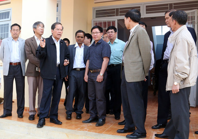 Đồng chí Bí thư Tỉnh ủy thăm thăm Trường THCS Nao Lùng