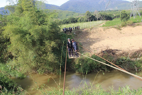 Đồng chí Phó Bí thư Thường trực đã đến xem xét cáp treo tự chế qua sông của bà con ở thôn Pang Pế Nâm thuộc Đạ Rsal 