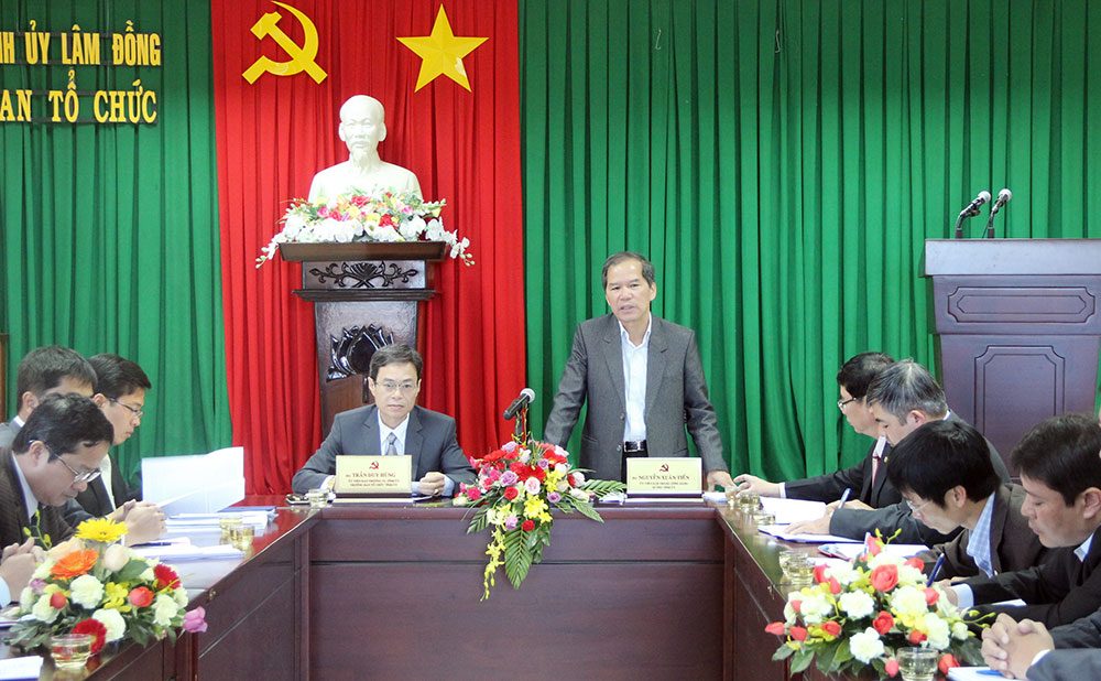 Đồng chí Nguyễn Xuân Tiến - UVTW Đảng, Bí thư Tỉnh ủy  phát biểu chỉ đạo tại buổi làm việc với Ban Tổ chức Tỉnh ủy