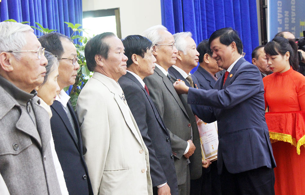 Đồng chí Trần Đức Quận trao Huy hiệu 45 năm tuổi Đảng cho các đảng viên