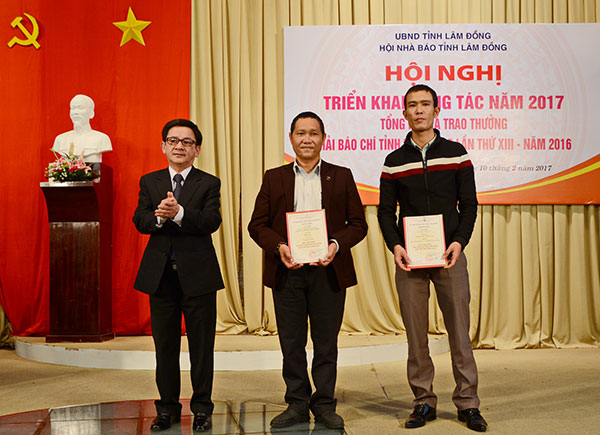 UBND tỉnh trao Giấy chứng nhận cho cá nhân đạt giải Báo chí tỉnh Lâm Đồng năm 2016
