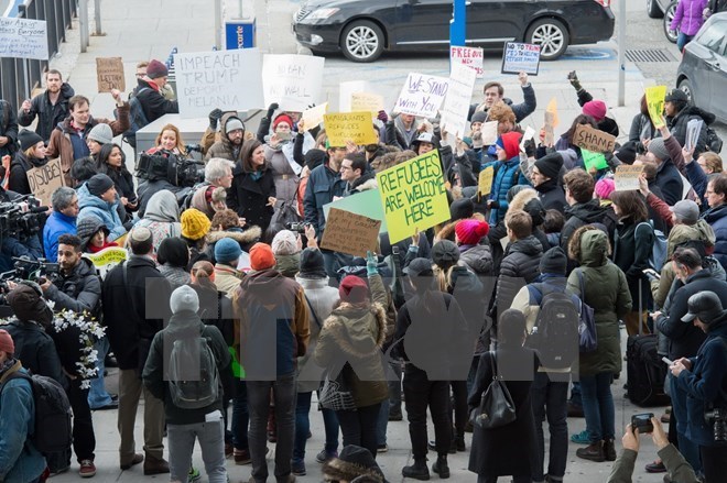 Người dân Mỹ biểu tình phản đối sắc lệnh cấm người tị nạn nhập cảnh của tân Tổng thống Mỹ tại sân bay quốc tế John Kennedy ở New York ngày 28/1. (Nguồn: AFP/ TTXVN)