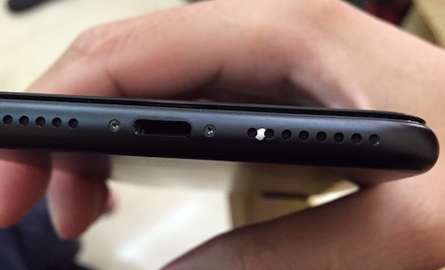 Một chiếc iPhone 7 bị tróc sơn gần vị trí loa ngoài
