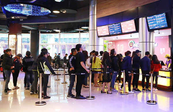 Khán giả tới xem phim đông đúc tại Cụm rạp chiếu phim mới mở tại tầng hầm Quảng trường Lâm Viên
