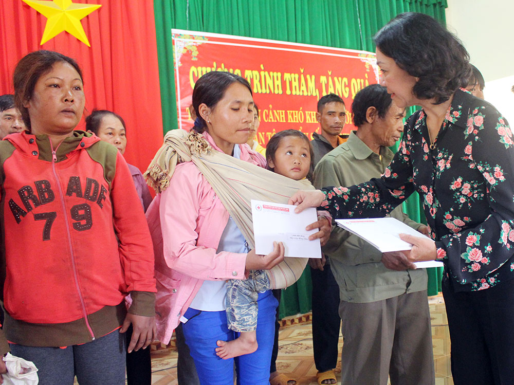 Đồng chí Trương Thị Mai - Ủy viên Bộ Chính trị, Trưởng ban Dân vận Trung ương tặng quà đồng bào DTTS huyện Di Linh. Ảnh: Nguyệt Thu