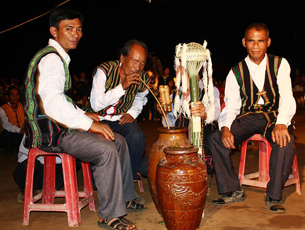 Rượu cần là nét văn hóa độc đáo của người Mạ ở Cát Tiên. Ảnh: H.Đường