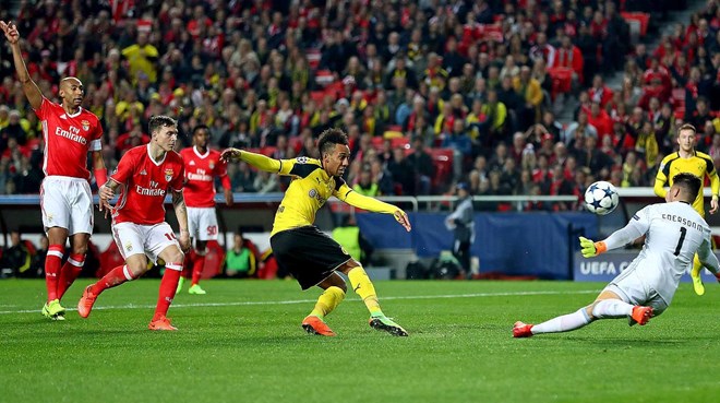 Cầu thủ Pierre-Emerick Aubameyang của Borussia Dortmund thất bại khi đối mặt với thủ thành của Benfica