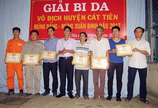 Trao giải cho các cơ thủ đạt thành tích xuất sắc tại giải Bida toàn huyện Cát Tiên trong đầu tháng 2/2017. Ảnh: V.Trọng