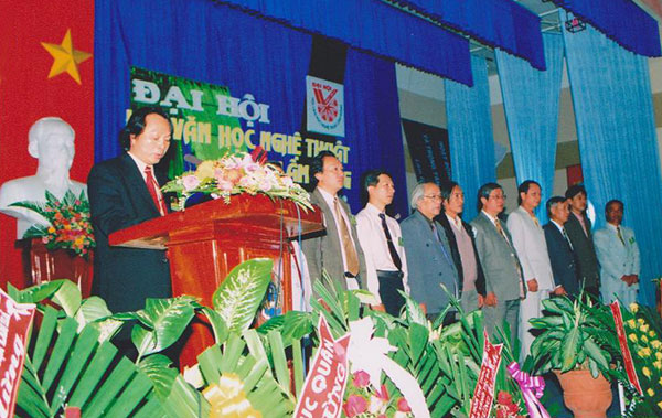 Nhà báo, nhạc sĩ Dương Toàn Thắng (thứ 4 từ phải sang) tại Đại hội Hội VHNT Lâm Đồng khóa IV
