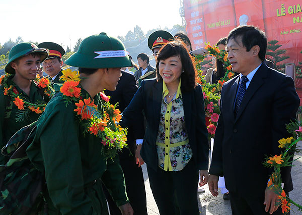 Phó Bí tư Tỉnh ủy, Chủ tịch UBND tỉnh Đoàn Văn Việt tặng hoa cho các tân binh
