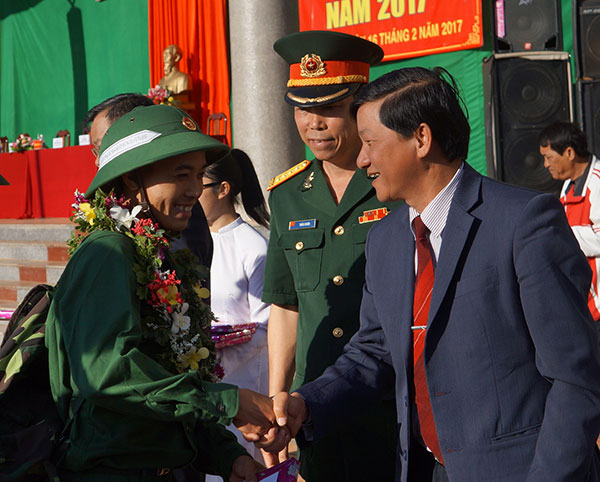Đồng chí Trần Đức Quận, Phó Bí thư Thường trực Tỉnh ủy, Chủ tịch HĐND tỉnh Lâm Đồng tặng hoa cho các tân binh