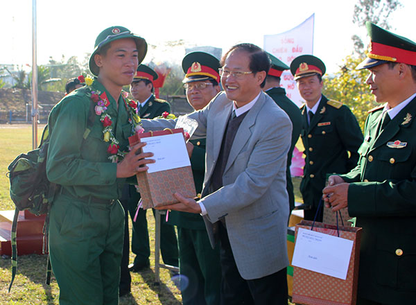 Đồng chí Nguyễn Trọng Ánh Đông trao quà động viên tân binh trước khi lên đường nhập ngũ