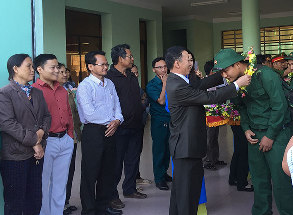Đồng chí Trần Văn Hiệp tặng hoa cho các tân binh trước khi lên đường nhập ngũ