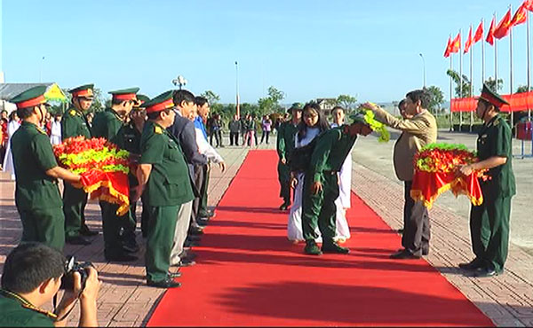 Đồng chí Trần Duy Hùng tăng hoa cho các tân binh