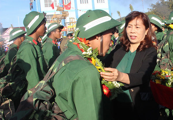 Đồng chí Nguyễn Thị Lệ tăng hoa cho các tân binh