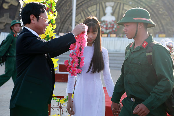 Đồng chí Nguyễn Văn Yên tặng hoa và quà cho các thanh niên lên đường nhập ngũ. Ảnh: C.Thành