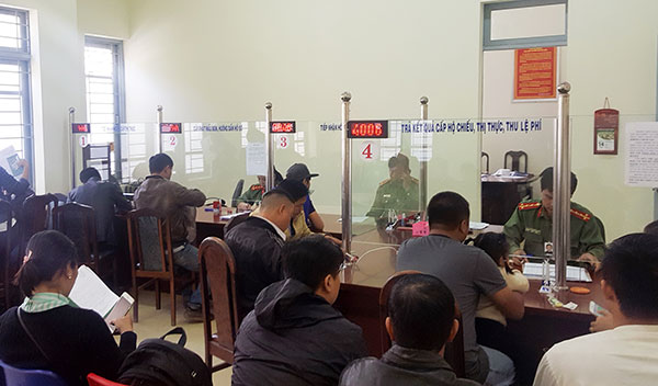 Người dân tới làm thủ tục cấp hộ chiếu khá đông tại Phòng Quản lý xuất nhập cảnh - Công an tỉnh Lâm Đồng sáng ngày 20/2. Ảnh: C.Thành